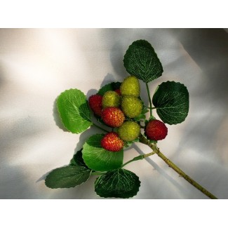 Ветка с ягодами земляники А1714